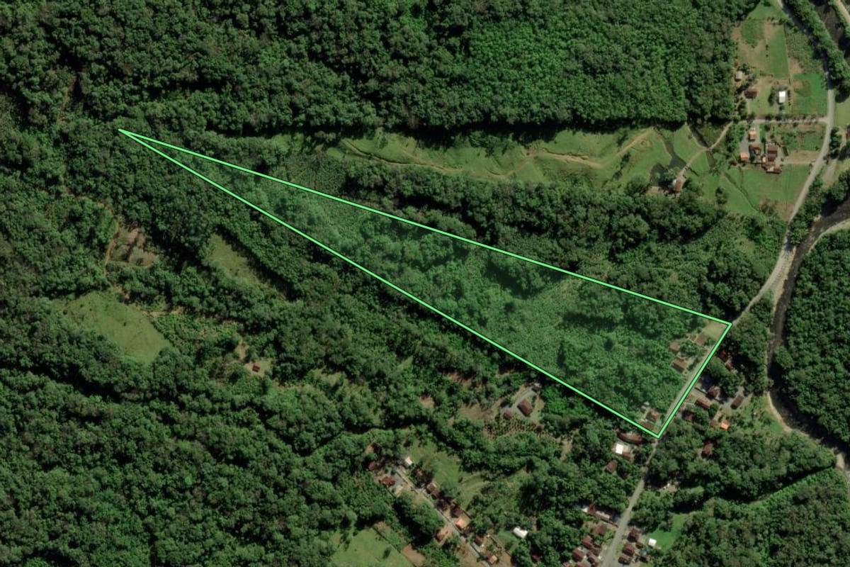 Imagem de satélite do imóvel rural em Joinville (SC), com o contorno declarado no CAR desenhado por cima.