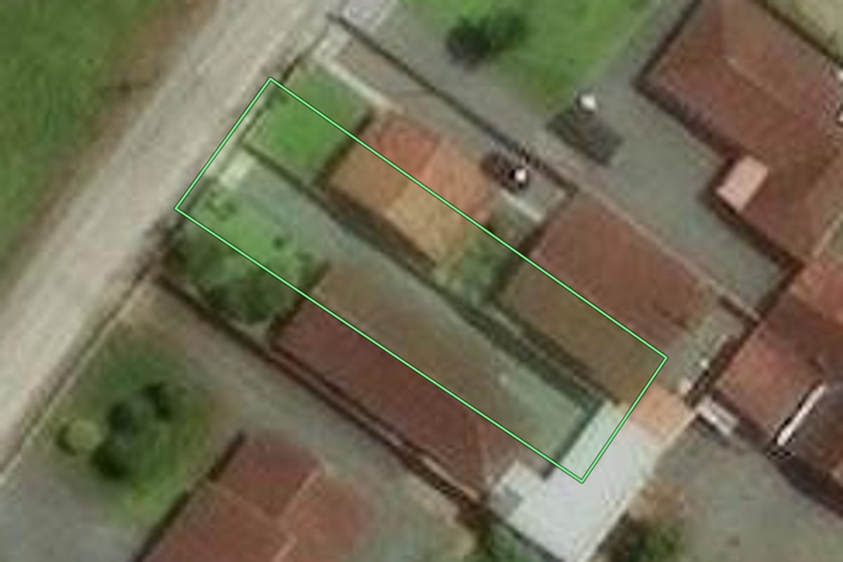 Imagem de satélite do imóvel rural em Joinville (SC), com o contorno declarado no CAR desenhado por cima.