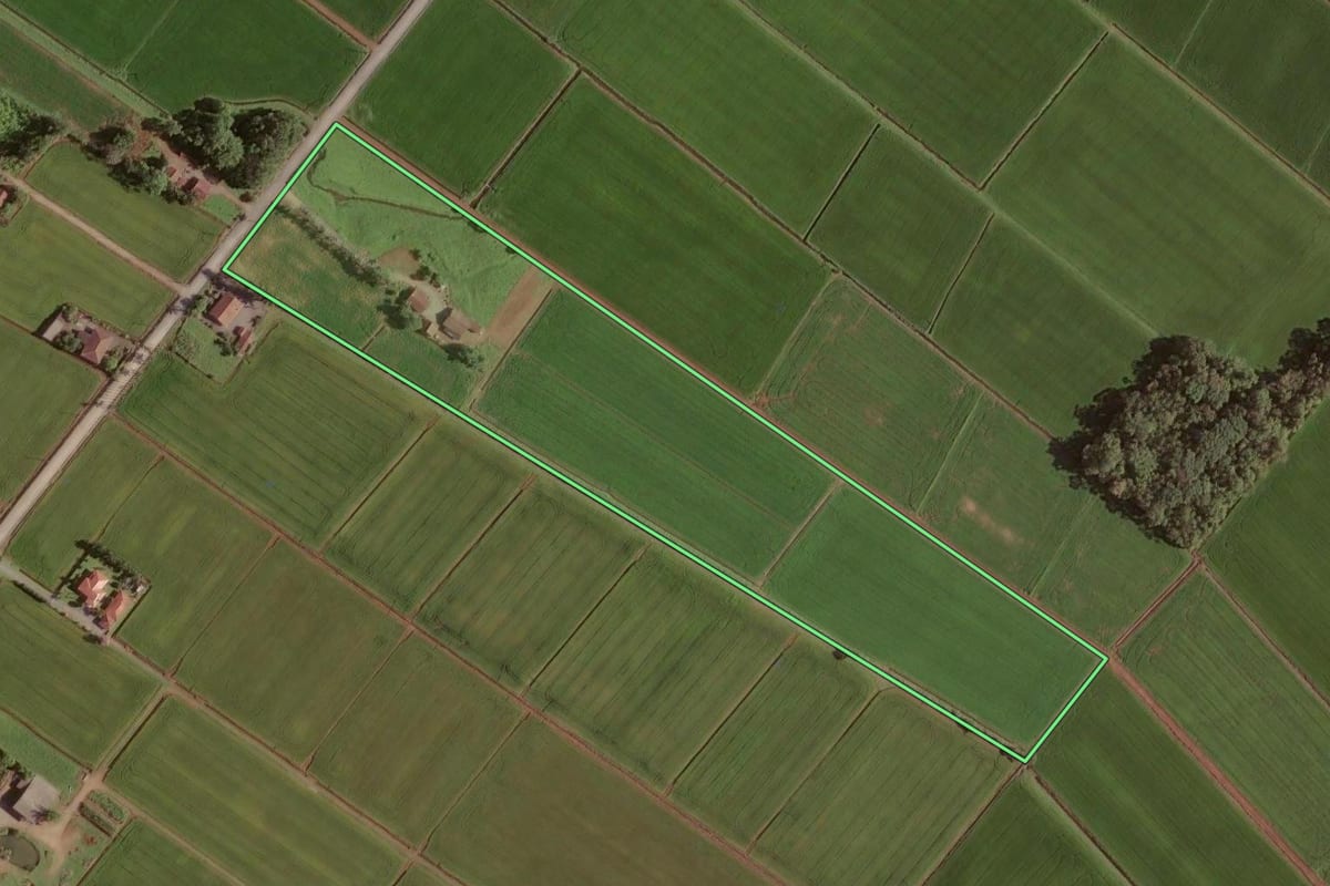 Imagem de satélite do imóvel rural em Joinville (SC), com o contorno declarado no CAR desenhado por cima.