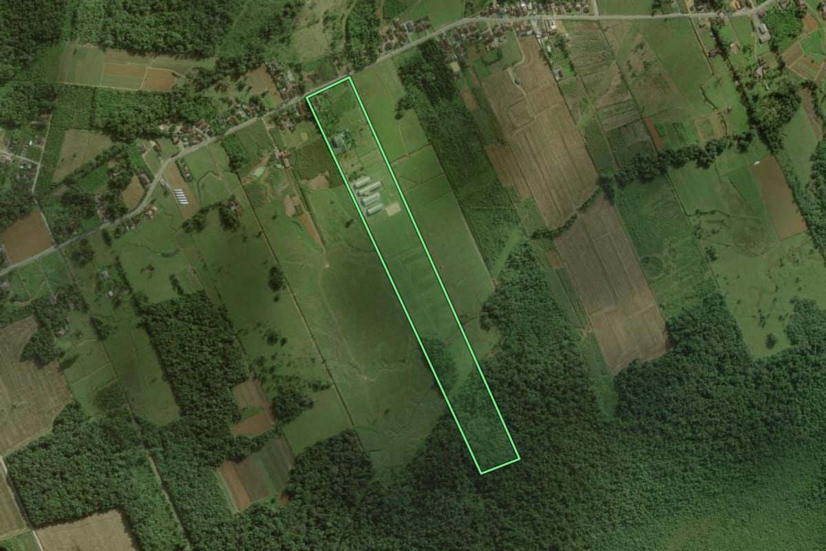 Imagem de satélite do imóvel rural em Joinville (SC), com o contorno declarado no CAR desenhado por cima.