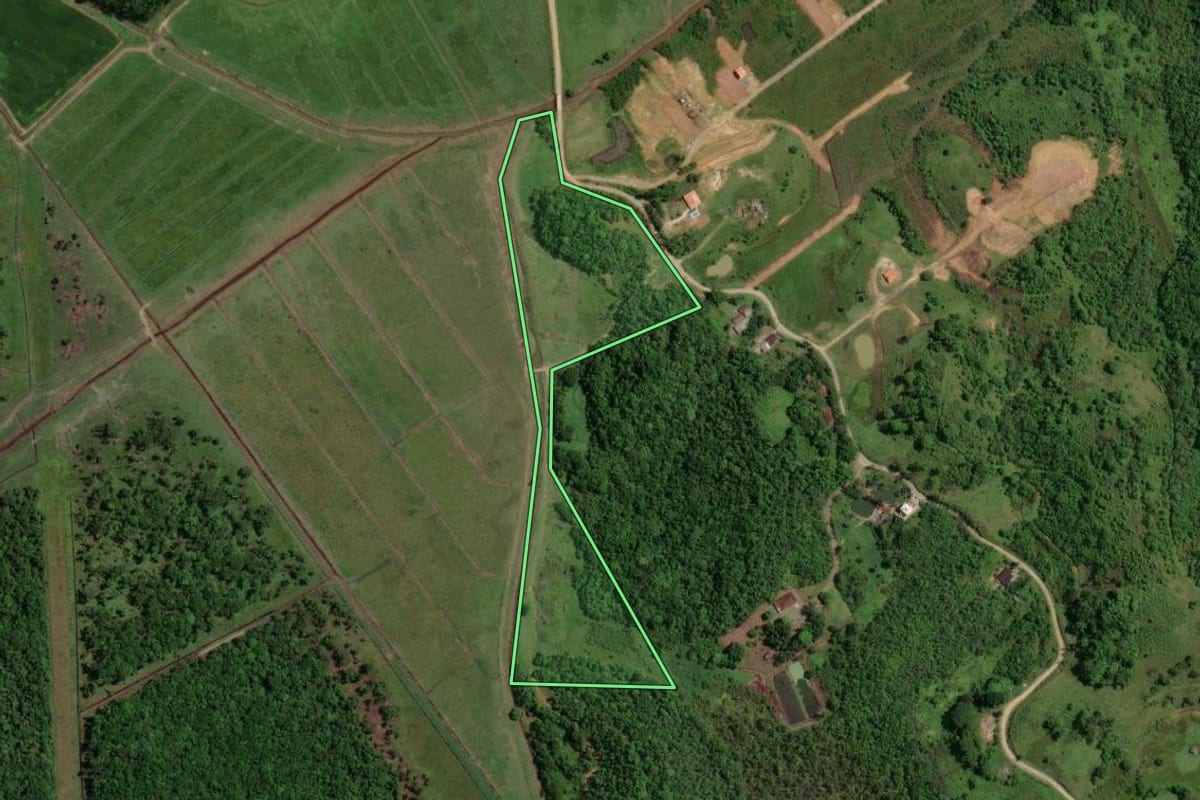 Imagem de satélite do imóvel rural em Joinville (SC), com o contorno declarado no CAR desenhado por cima.