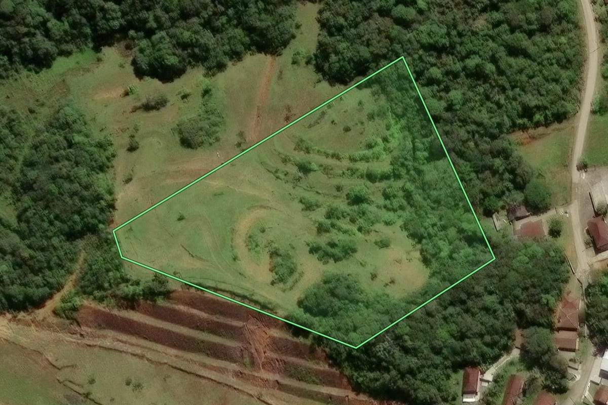 Imagem de satélite do imóvel rural em Joinville (SC), com o contorno declarado no CAR desenhado por cima.