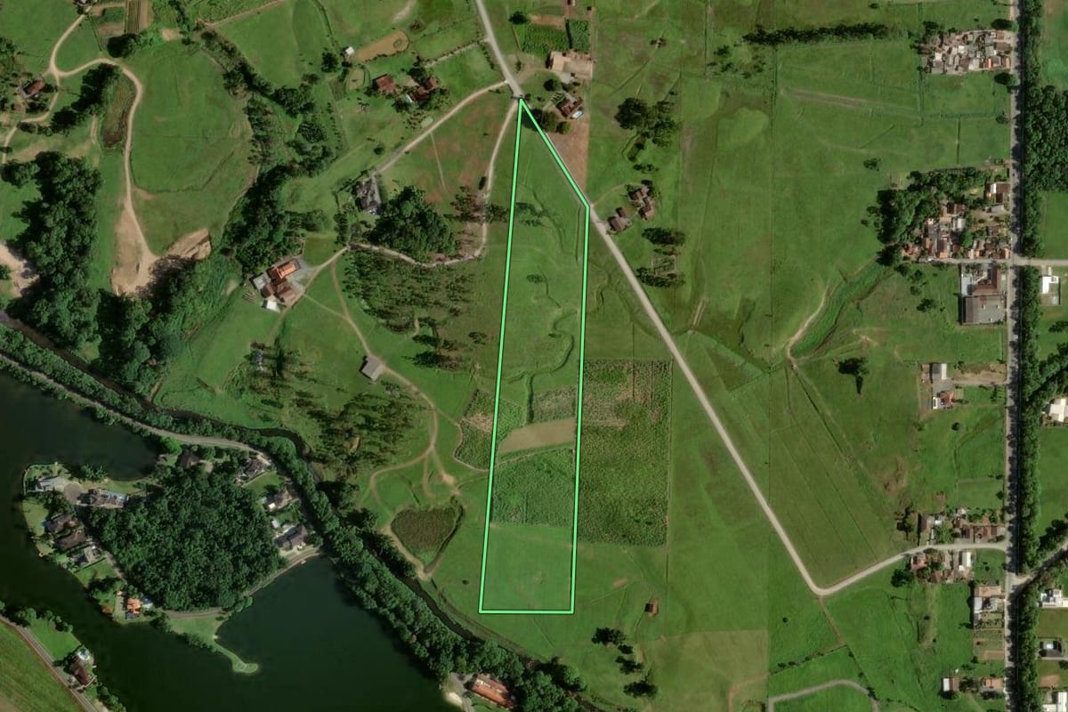 Imagem de satélite do imóvel rural em Joinville (SC), com o contorno declarado no CAR desenhado por cima.