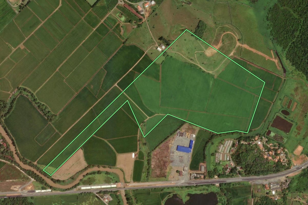 Imagem de satélite do imóvel rural em Joinville (SC), com o contorno declarado no CAR desenhado por cima.