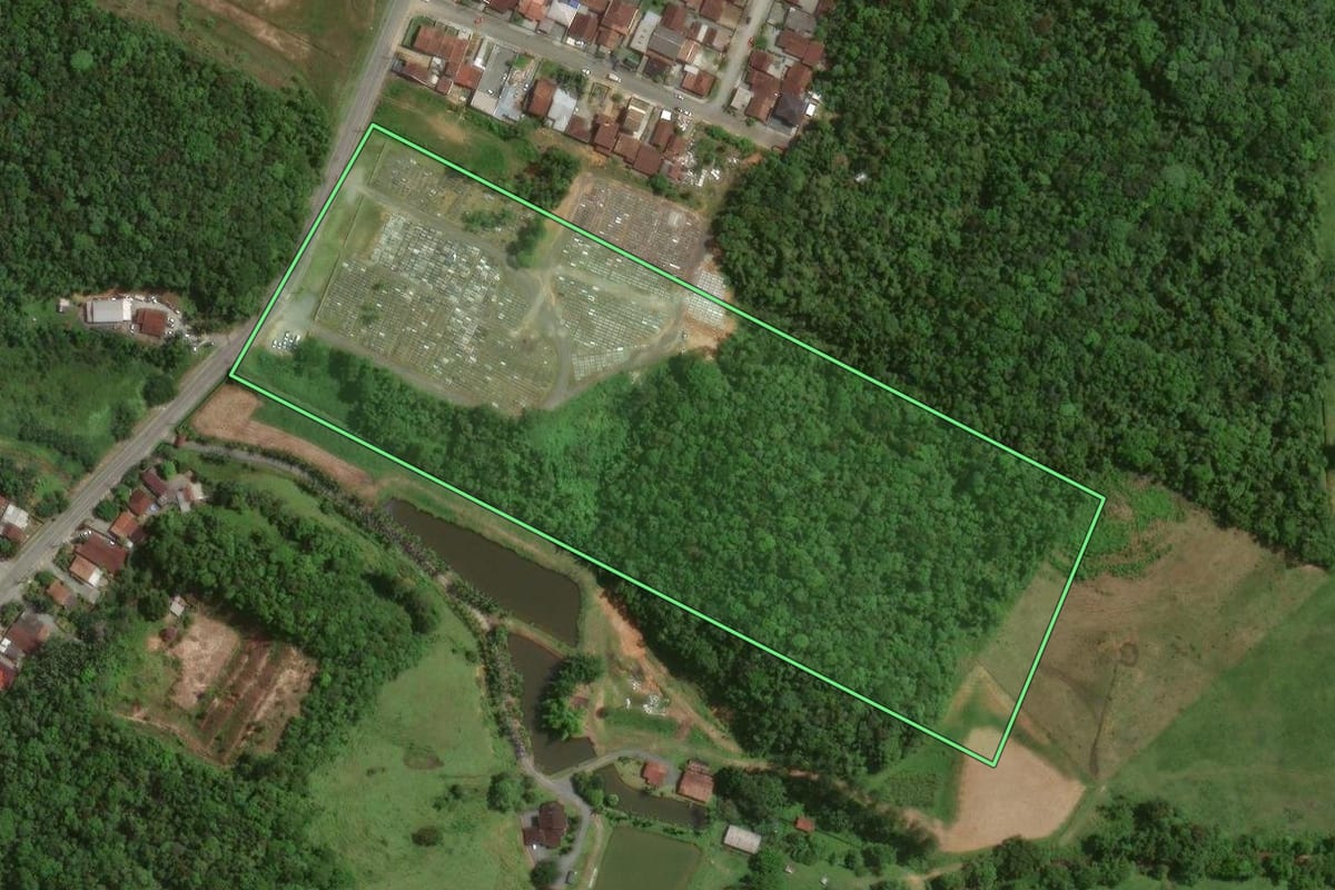 Imagem de satélite do imóvel rural em Joinville (SC), com o contorno declarado no CAR desenhado por cima.