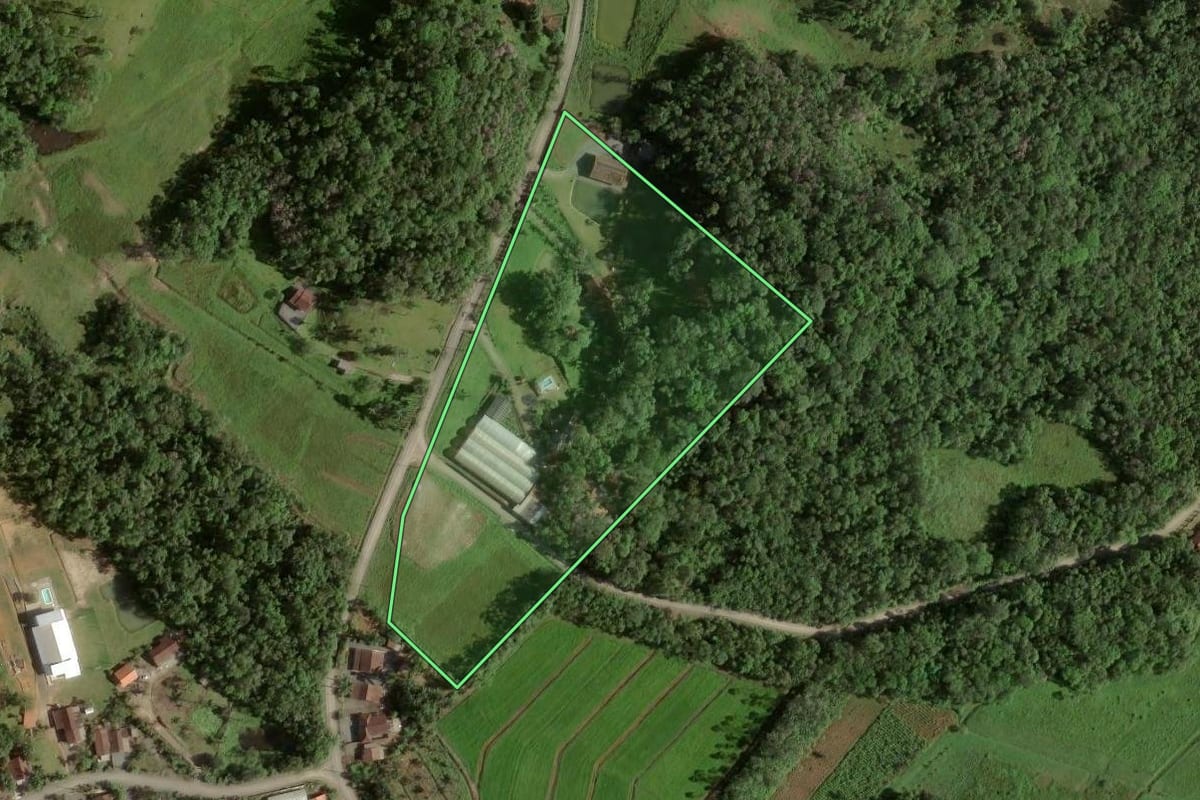 Imagem de satélite do imóvel rural em Joinville (SC), com o contorno declarado no CAR desenhado por cima.