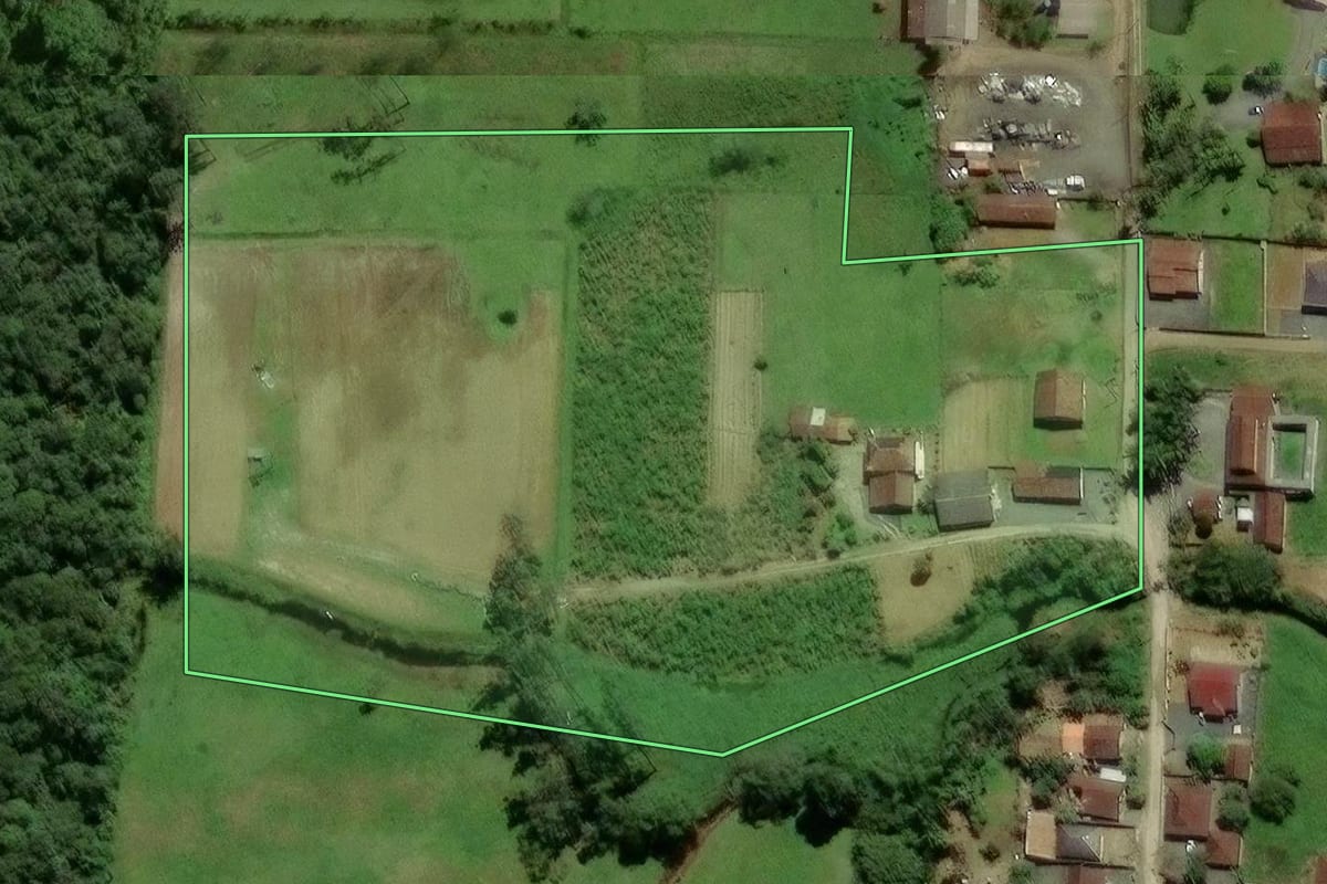 Imagem de satélite do imóvel rural em Joinville (SC), com o contorno declarado no CAR desenhado por cima.