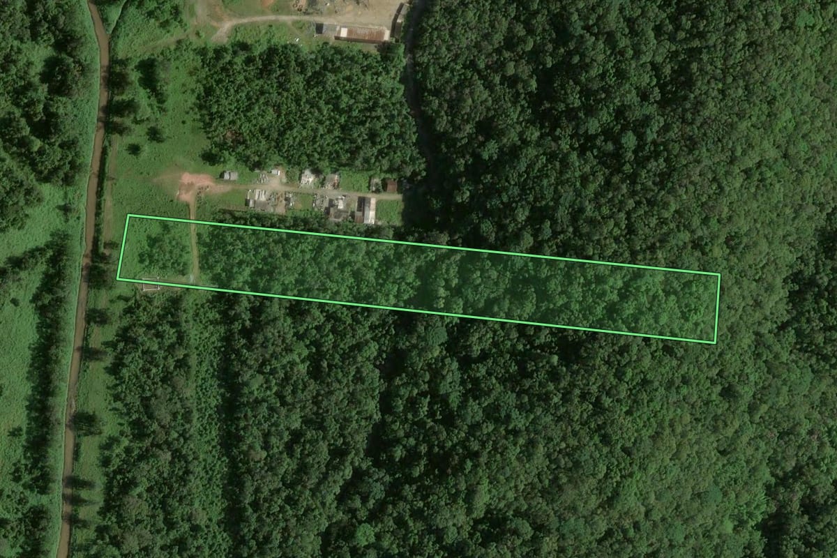 Imagem de satélite do imóvel rural em Joinville (SC), com o contorno declarado no CAR desenhado por cima.