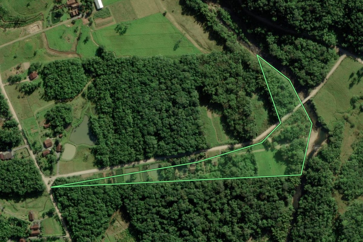 Imagem de satélite do imóvel rural em Joinville (SC), com o contorno declarado no CAR desenhado por cima.