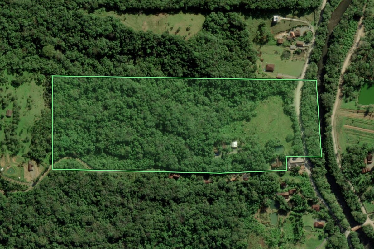 Imagem de satélite do imóvel rural em Joinville (SC), com o contorno declarado no CAR desenhado por cima.