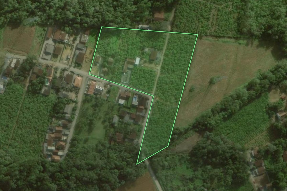 Imagem de satélite do imóvel rural em Joinville (SC), com o contorno declarado no CAR desenhado por cima.