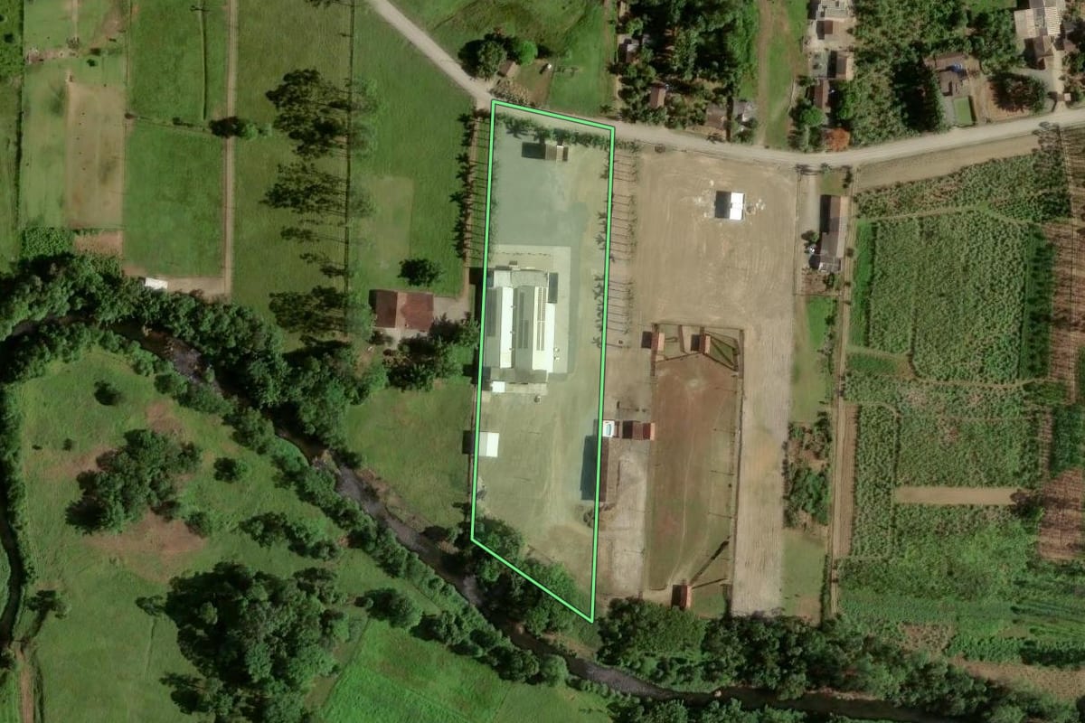 Imagem de satélite do imóvel rural em Joinville (SC), com o contorno declarado no CAR desenhado por cima.