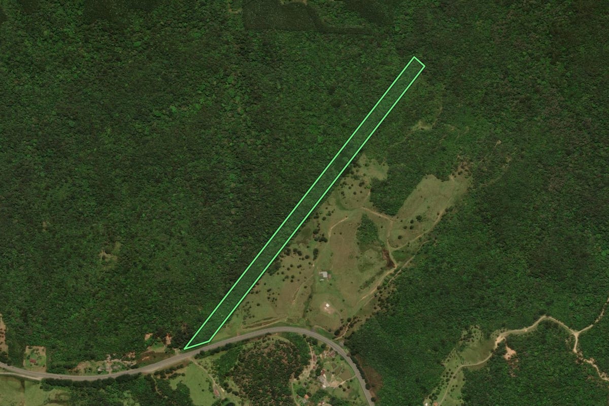 Imagem de satélite do imóvel rural em Joinville (SC), com o contorno declarado no CAR desenhado por cima.