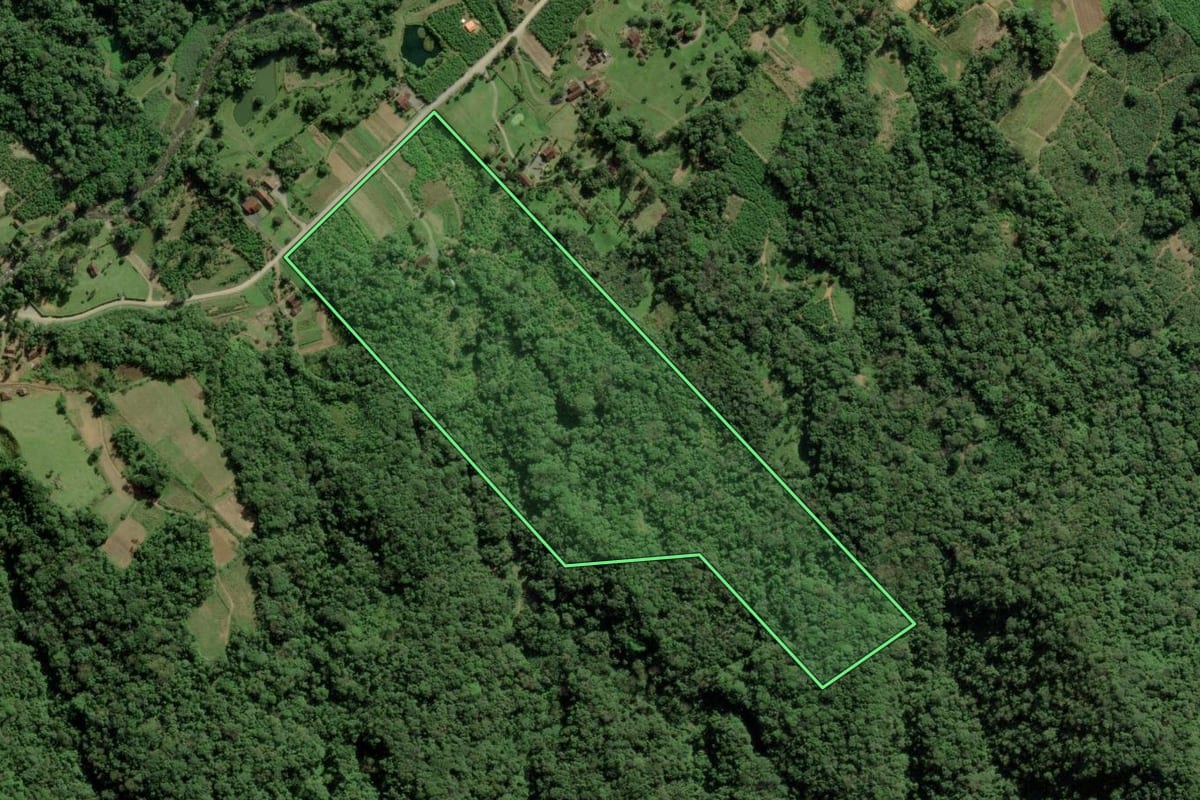 Imagem de satélite do imóvel rural em Joinville (SC), com o contorno declarado no CAR desenhado por cima.