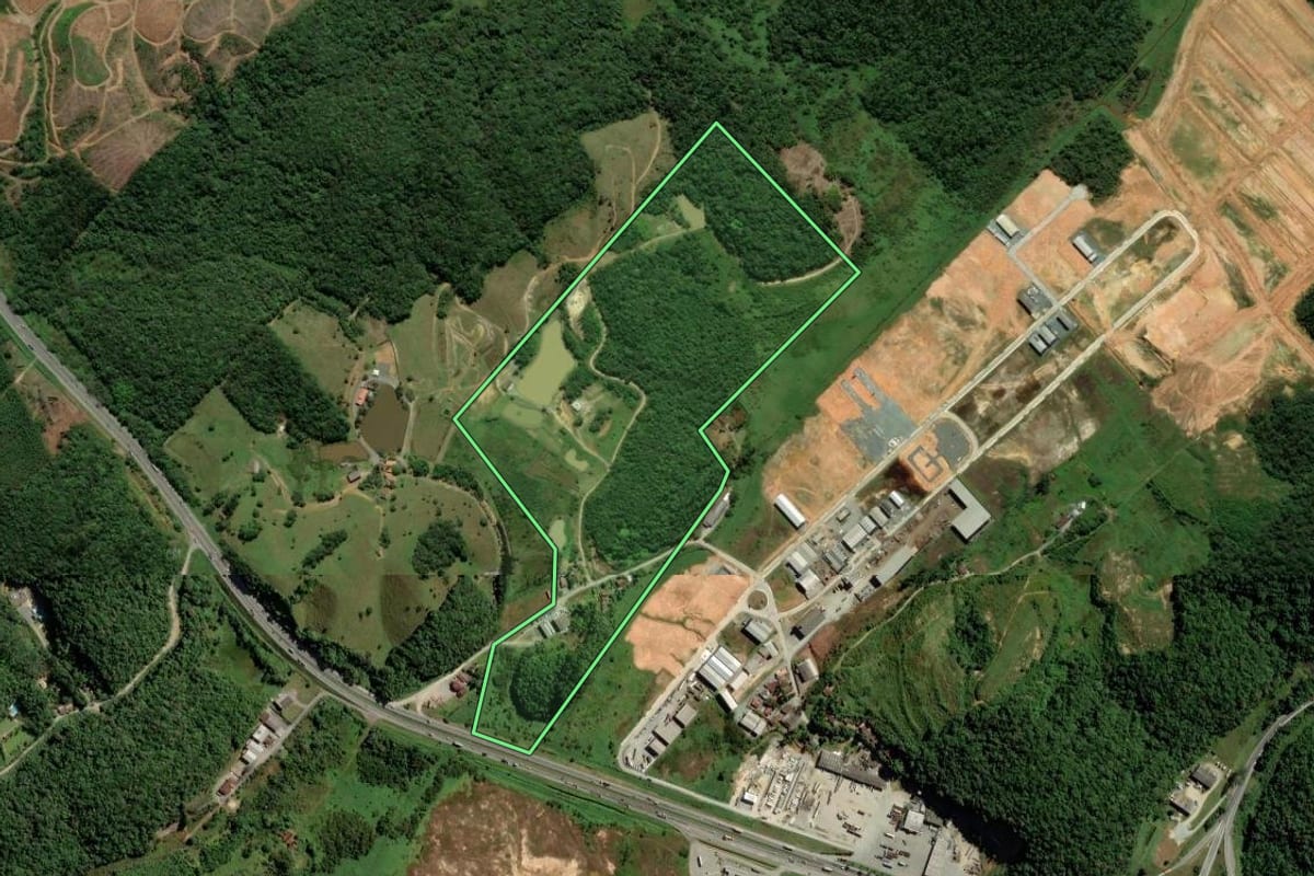 Imagem de satélite do imóvel rural em Joinville (SC), com o contorno declarado no CAR desenhado por cima.