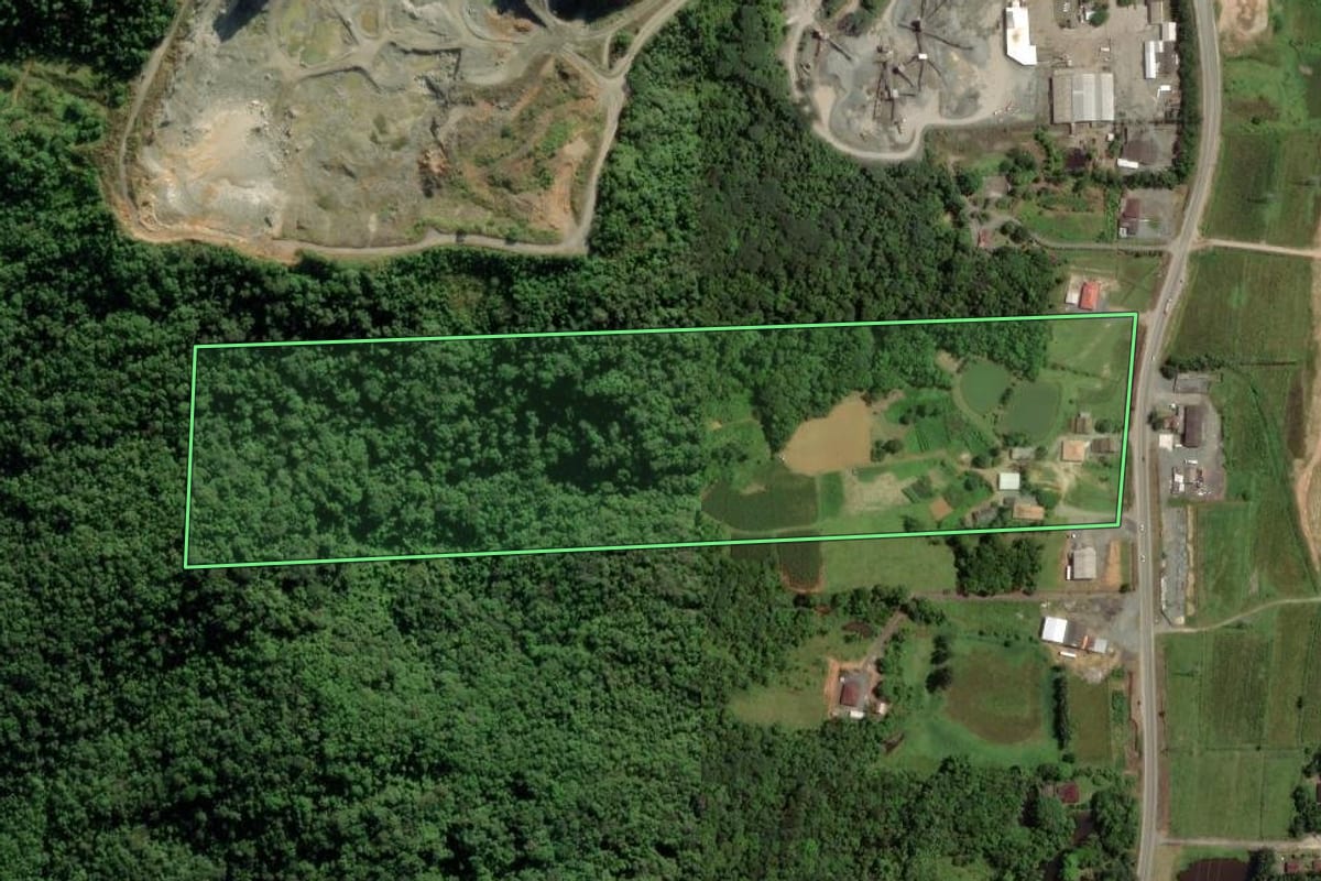 Imagem de satélite do imóvel rural em Joinville (SC), com o contorno declarado no CAR desenhado por cima.