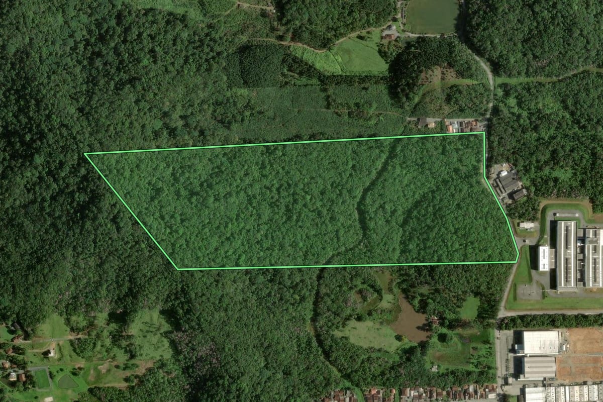 Imagem de satélite do imóvel rural em Joinville (SC), com o contorno declarado no CAR desenhado por cima.