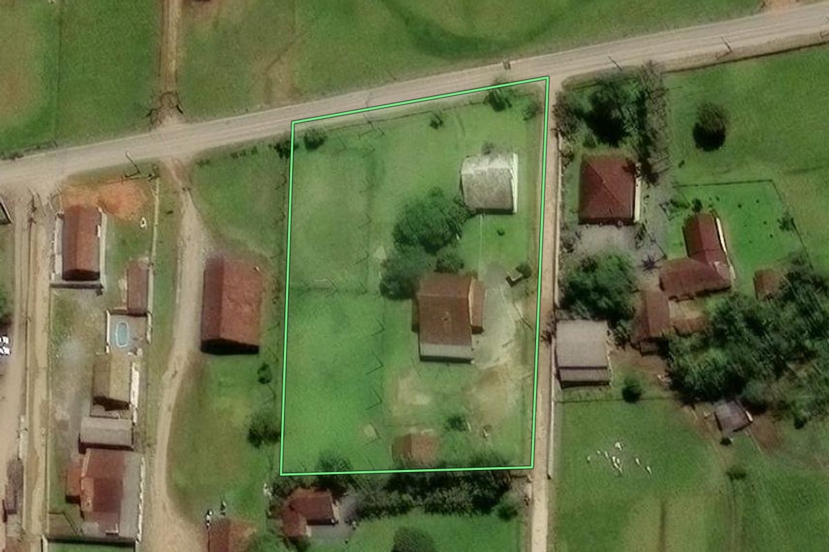 Imagem de satélite do imóvel rural em Joinville (SC), com o contorno declarado no CAR desenhado por cima.