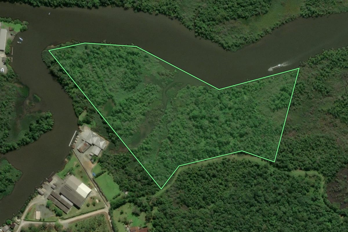 Imagem de satélite do imóvel rural em Joinville (SC), com o contorno declarado no CAR desenhado por cima.