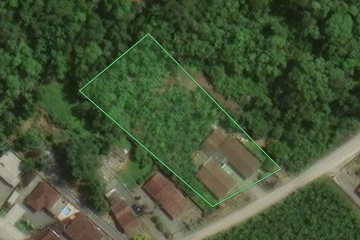 Imagem de satélite do imóvel rural em Joinville (SC), com o contorno declarado no CAR desenhado por cima.