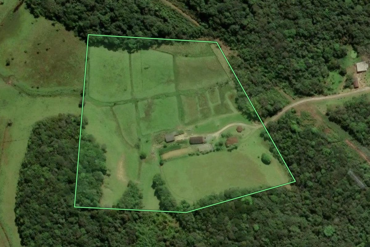 Imagem de satélite do imóvel rural em Joinville (SC), com o contorno declarado no CAR desenhado por cima.