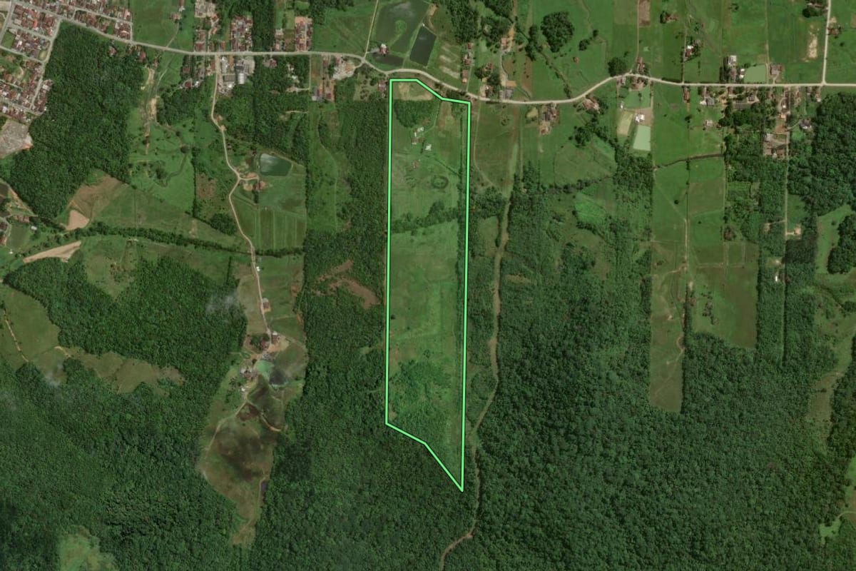 Imagem de satélite do imóvel rural em Joinville (SC), com o contorno declarado no CAR desenhado por cima.
