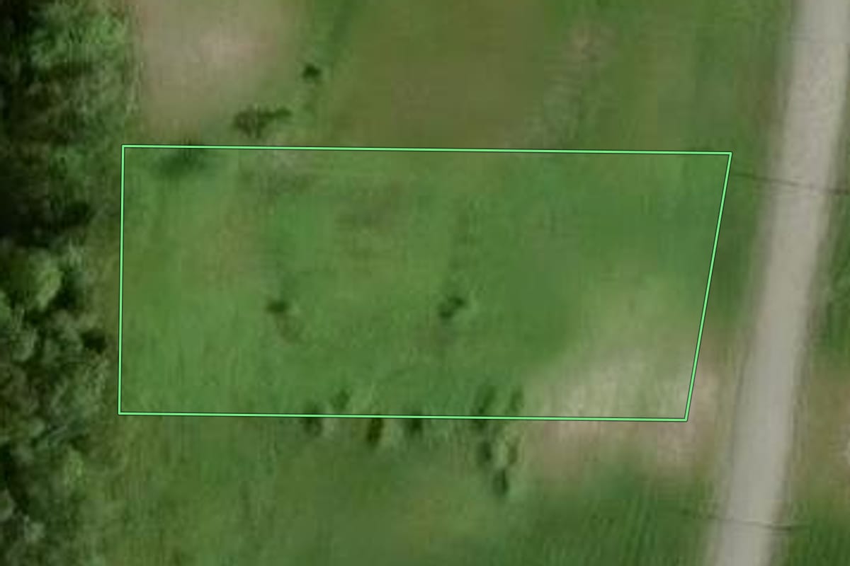 Imagem de satélite do imóvel rural em Joinville (SC), com o contorno declarado no CAR desenhado por cima.