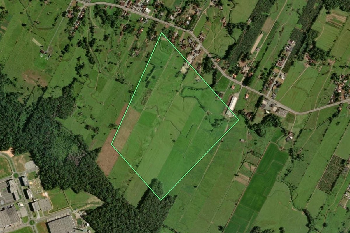 Imagem de satélite do imóvel rural em Joinville (SC), com o contorno declarado no CAR desenhado por cima.