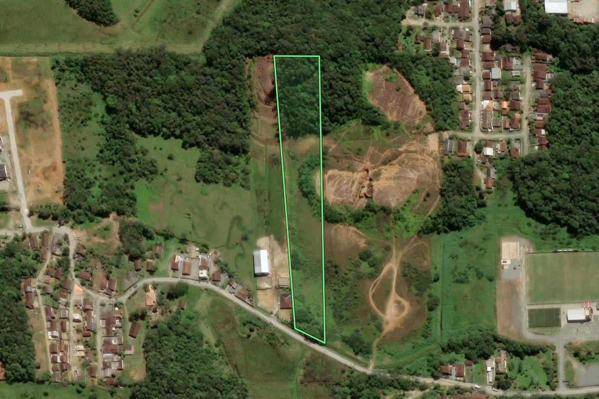 Imagem de satélite do imóvel rural em Joinville (SC), com o contorno declarado no CAR desenhado por cima.
