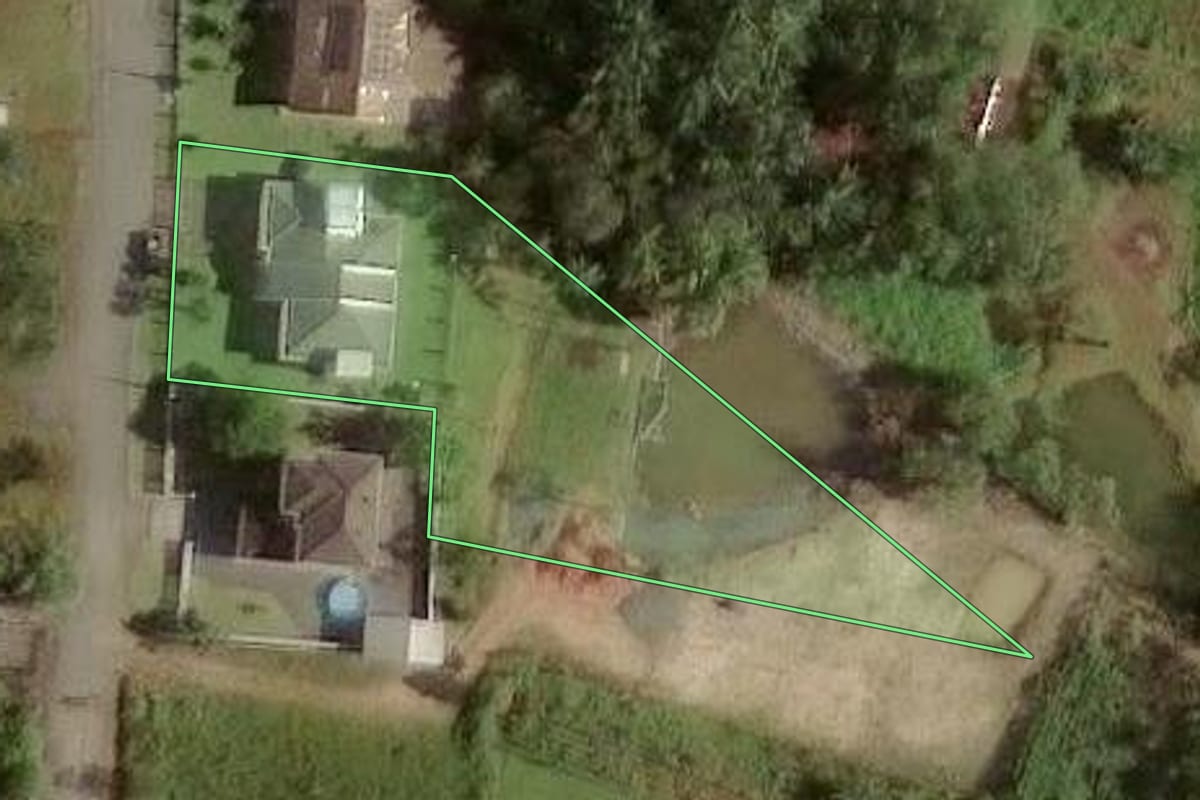 Imagem de satélite do imóvel rural em Joinville (SC), com o contorno declarado no CAR desenhado por cima.