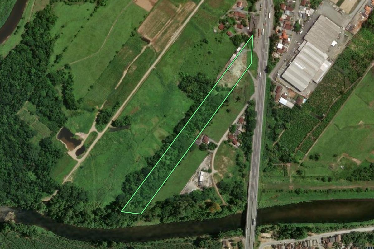 Imagem de satélite do imóvel rural em Joinville (SC), com o contorno declarado no CAR desenhado por cima.