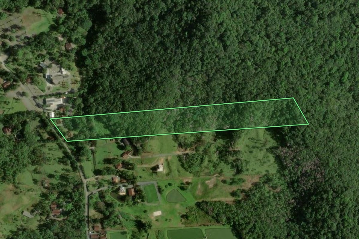 Imagem de satélite do imóvel rural em Joinville (SC), com o contorno declarado no CAR desenhado por cima.
