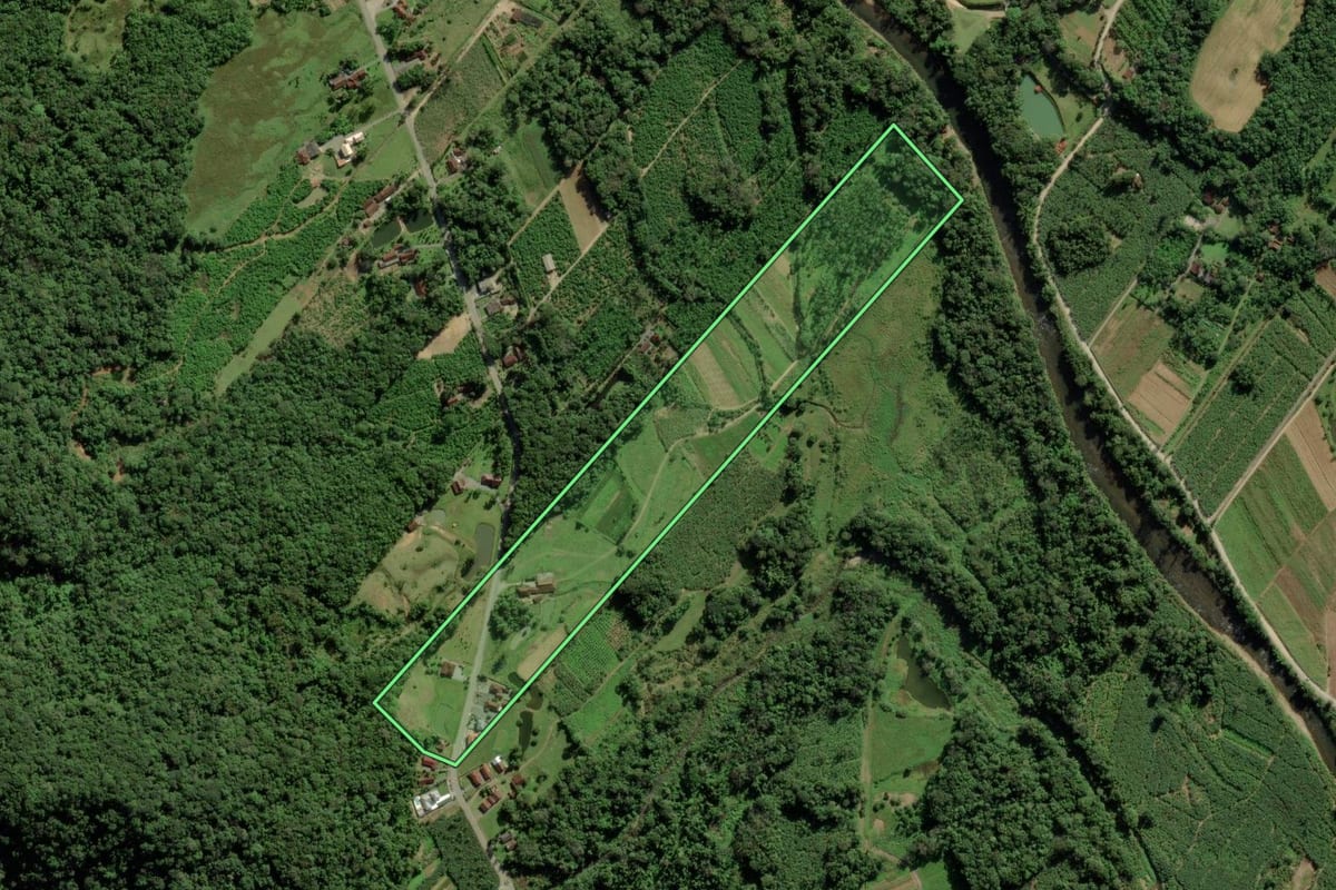 Imagem de satélite do imóvel rural em Joinville (SC), com o contorno declarado no CAR desenhado por cima.