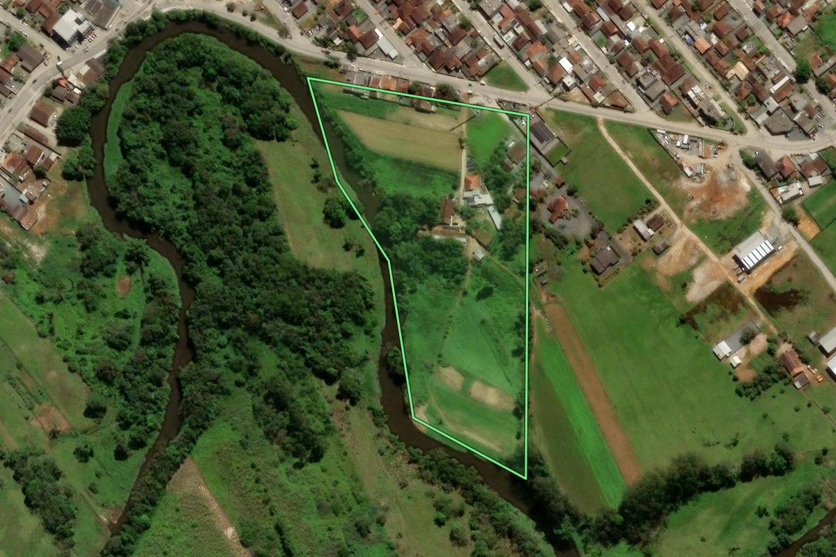Imagem de satélite do imóvel rural em Joinville (SC), com o contorno declarado no CAR desenhado por cima.