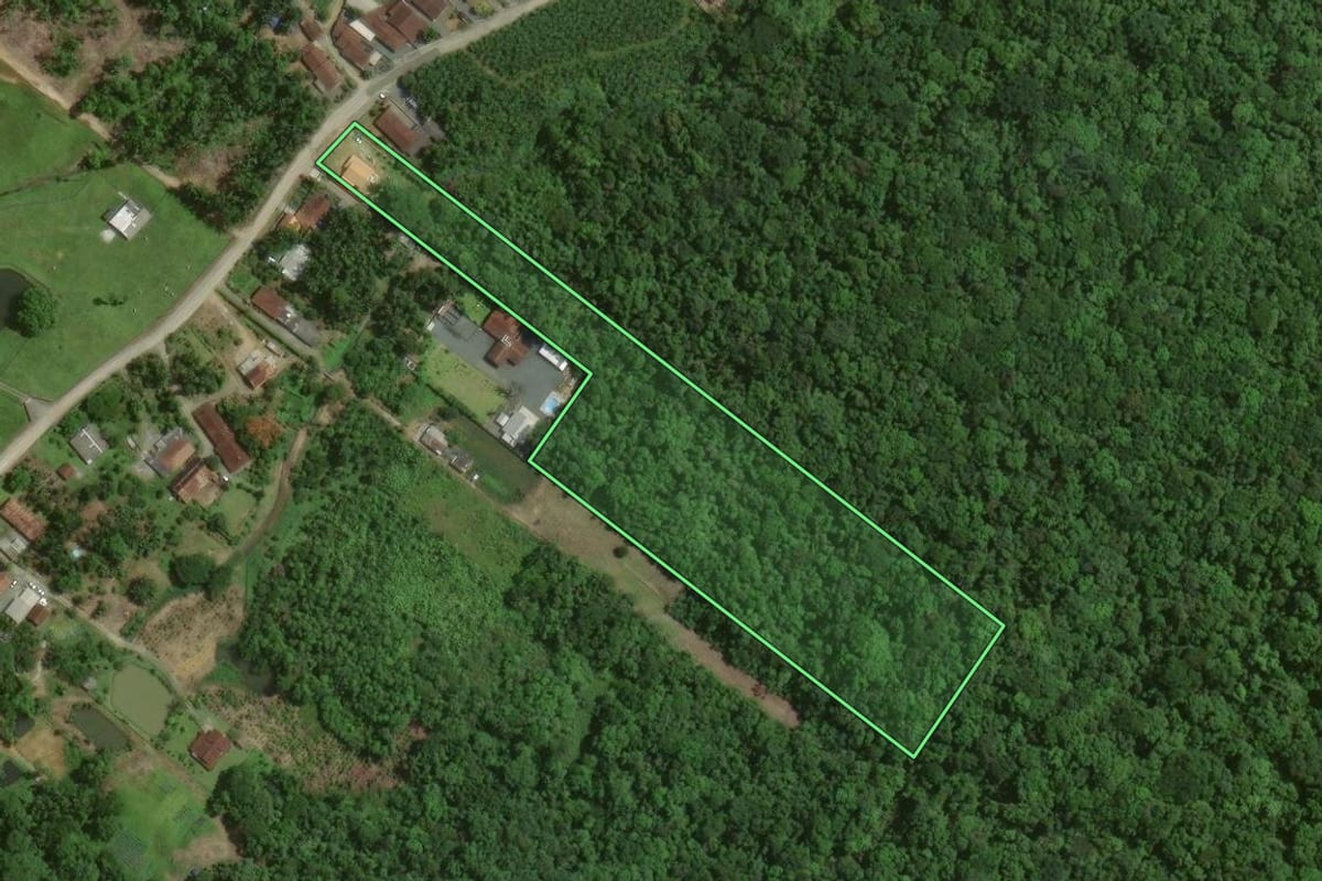 Imagem de satélite do imóvel rural em Joinville (SC), com o contorno declarado no CAR desenhado por cima.