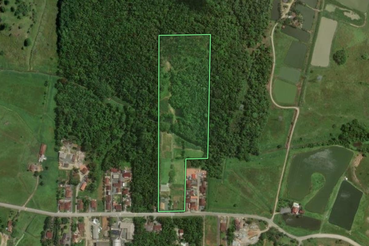 Imagem de satélite do imóvel rural em Joinville (SC), com o contorno declarado no CAR desenhado por cima.