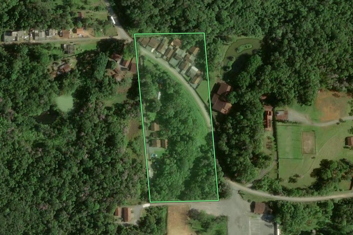 Imagem de satélite do imóvel rural em Joinville (SC), com o contorno declarado no CAR desenhado por cima.