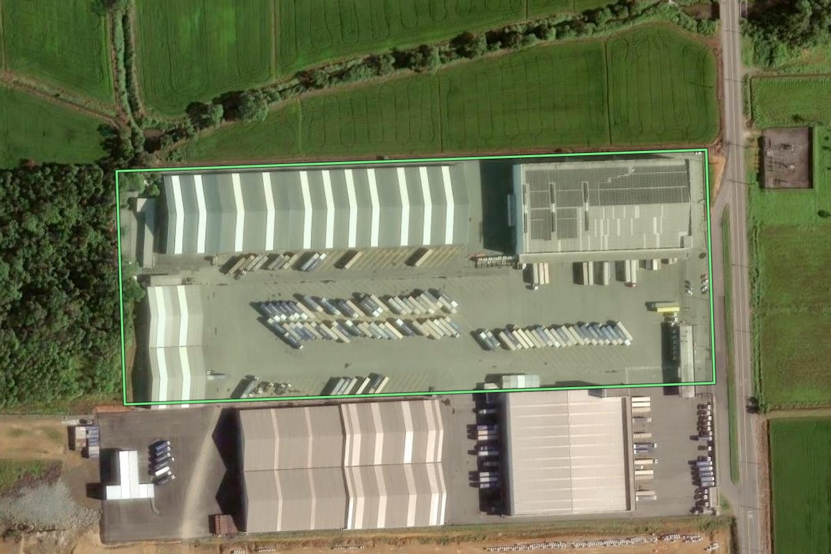 Imagem de satélite do imóvel rural em Joinville (SC), com o contorno declarado no CAR desenhado por cima.