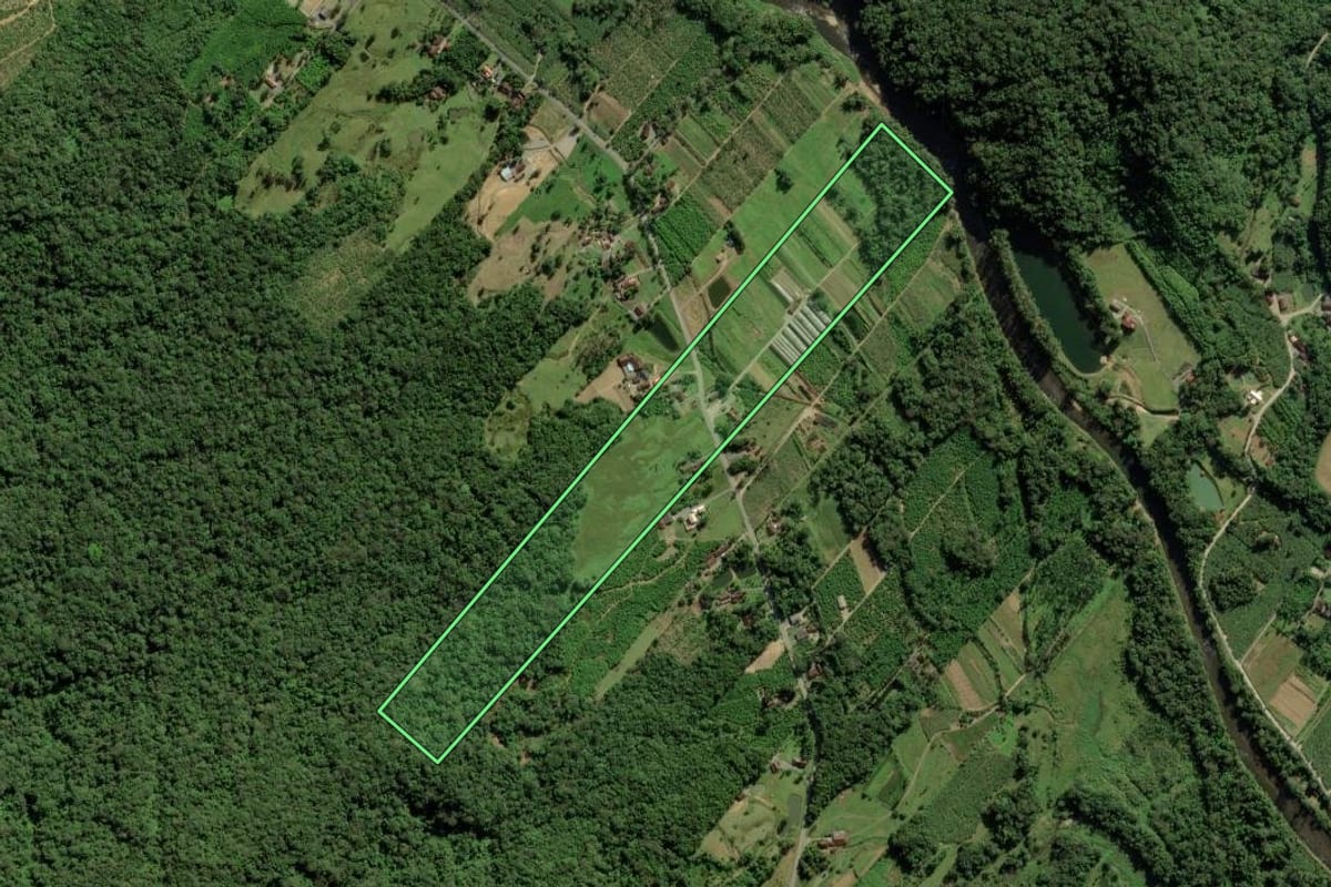 Imagem de satélite do imóvel rural em Joinville (SC), com o contorno declarado no CAR desenhado por cima.
