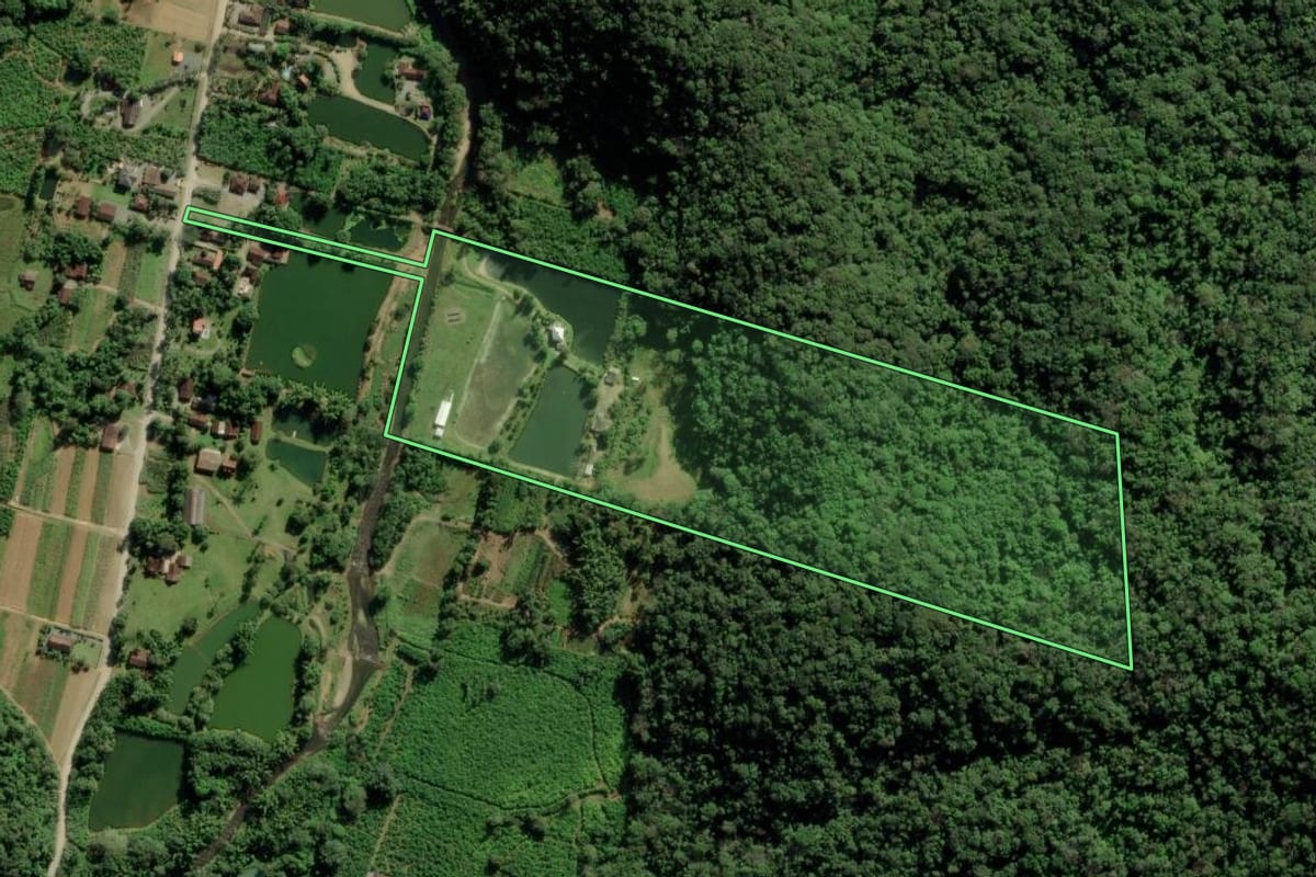 Imagem de satélite do imóvel rural em Joinville (SC), com o contorno declarado no CAR desenhado por cima.