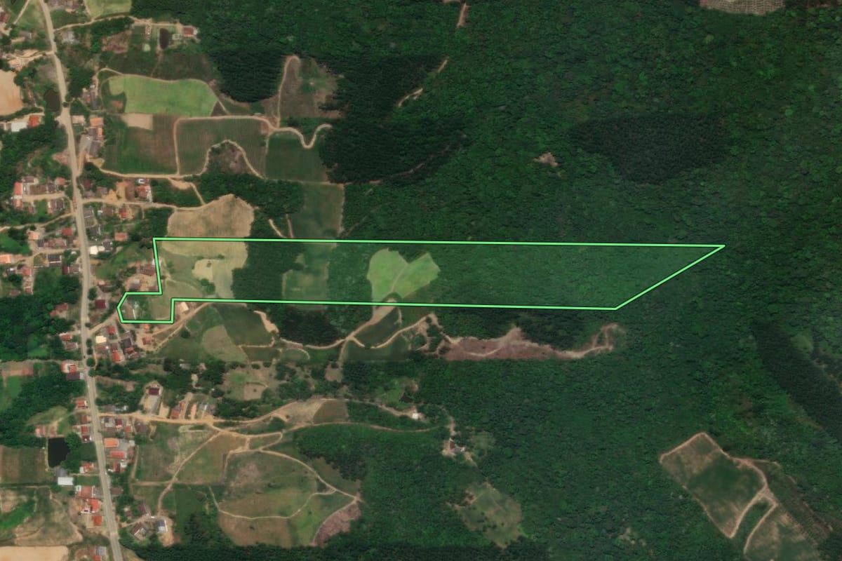 Imagem de satélite do imóvel rural em José Boiteux (SC), com o contorno declarado no CAR desenhado por cima.