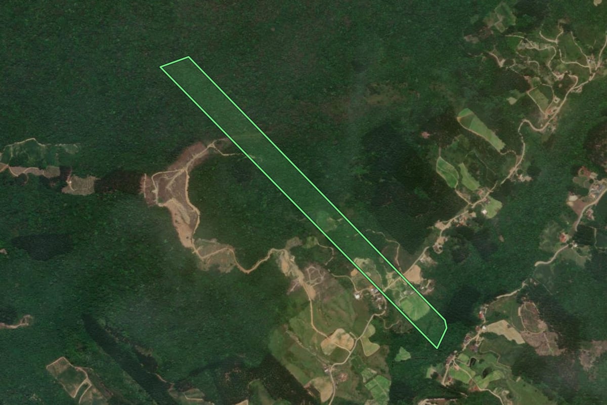 Imagem de satélite do imóvel rural em José Boiteux (SC), com o contorno declarado no CAR desenhado por cima.