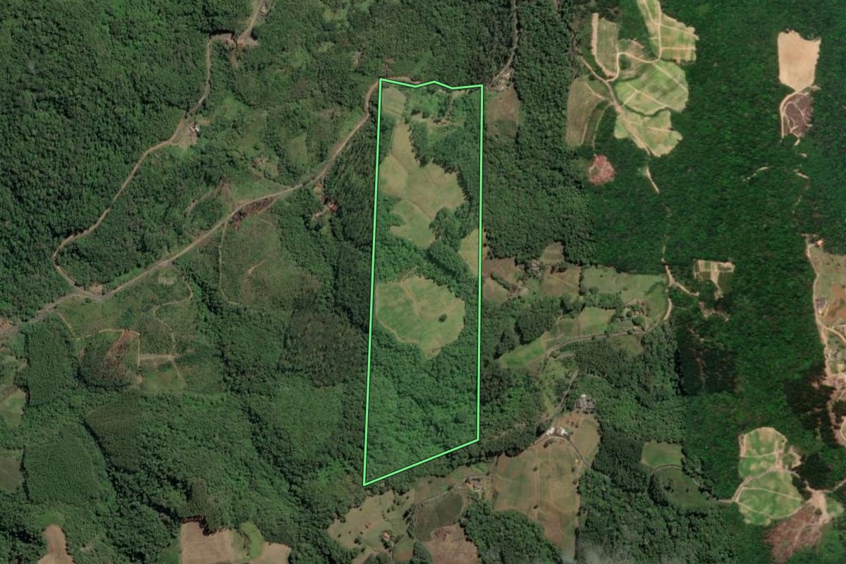 Imagem de satélite do imóvel rural em José Boiteux (SC), com o contorno declarado no CAR desenhado por cima.
