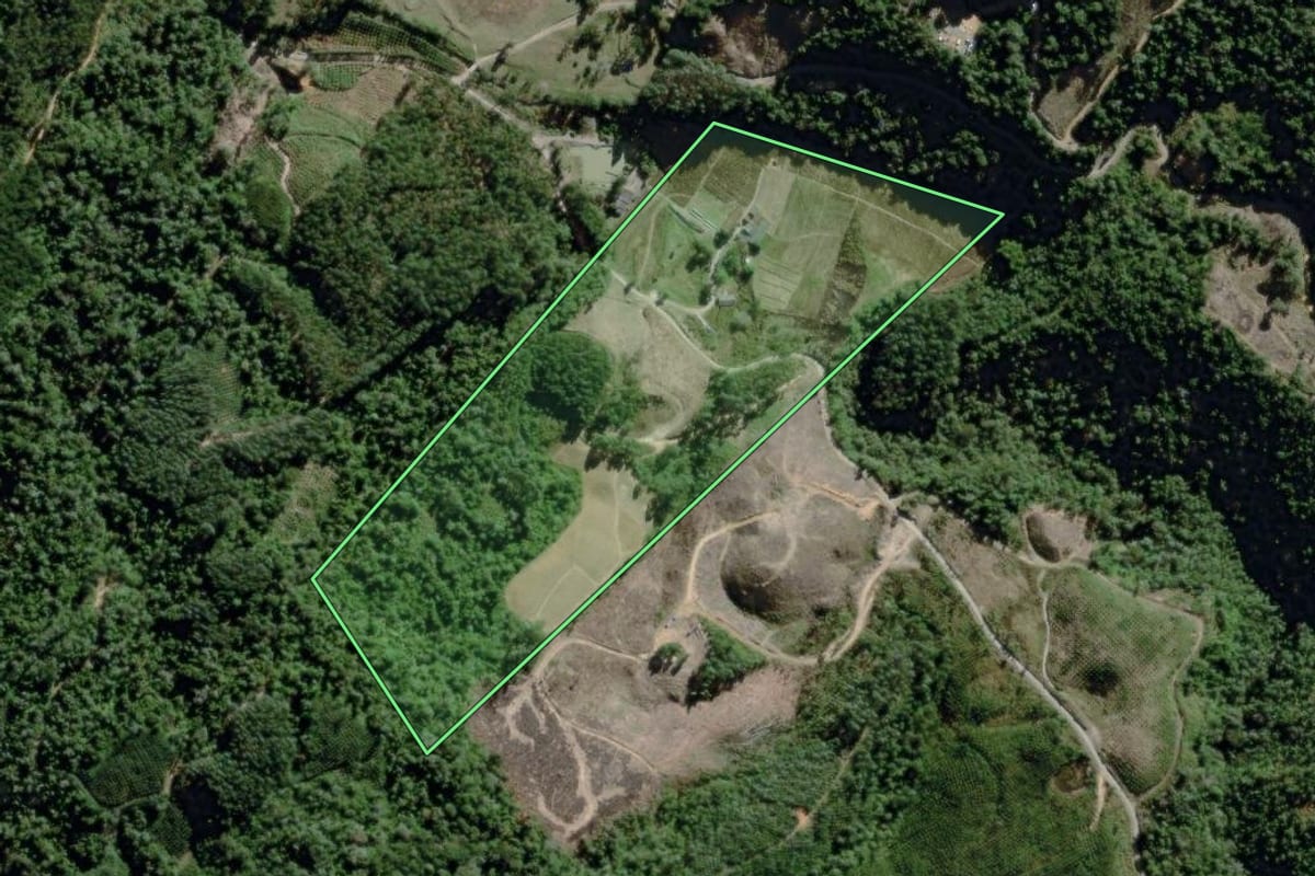 Imagem de satélite do imóvel rural em José Boiteux (SC), com o contorno declarado no CAR desenhado por cima.