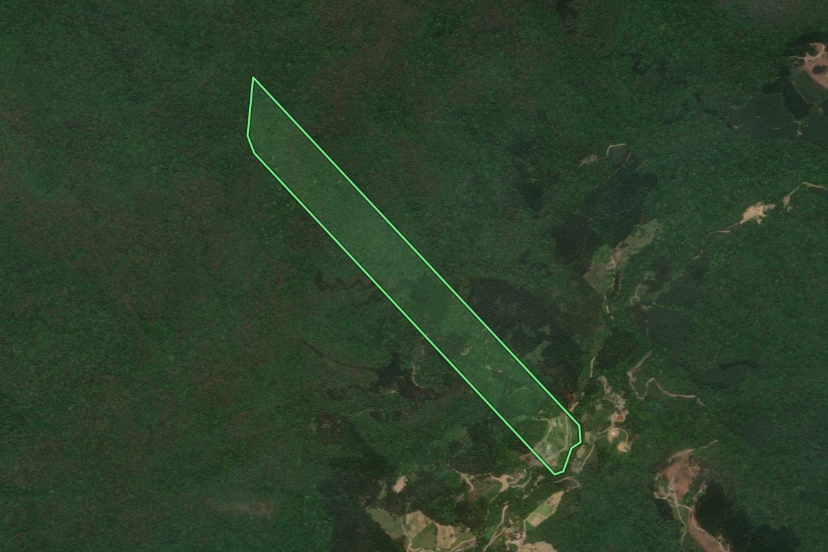 Imagem de satélite do imóvel rural em José Boiteux (SC), com o contorno declarado no CAR desenhado por cima.