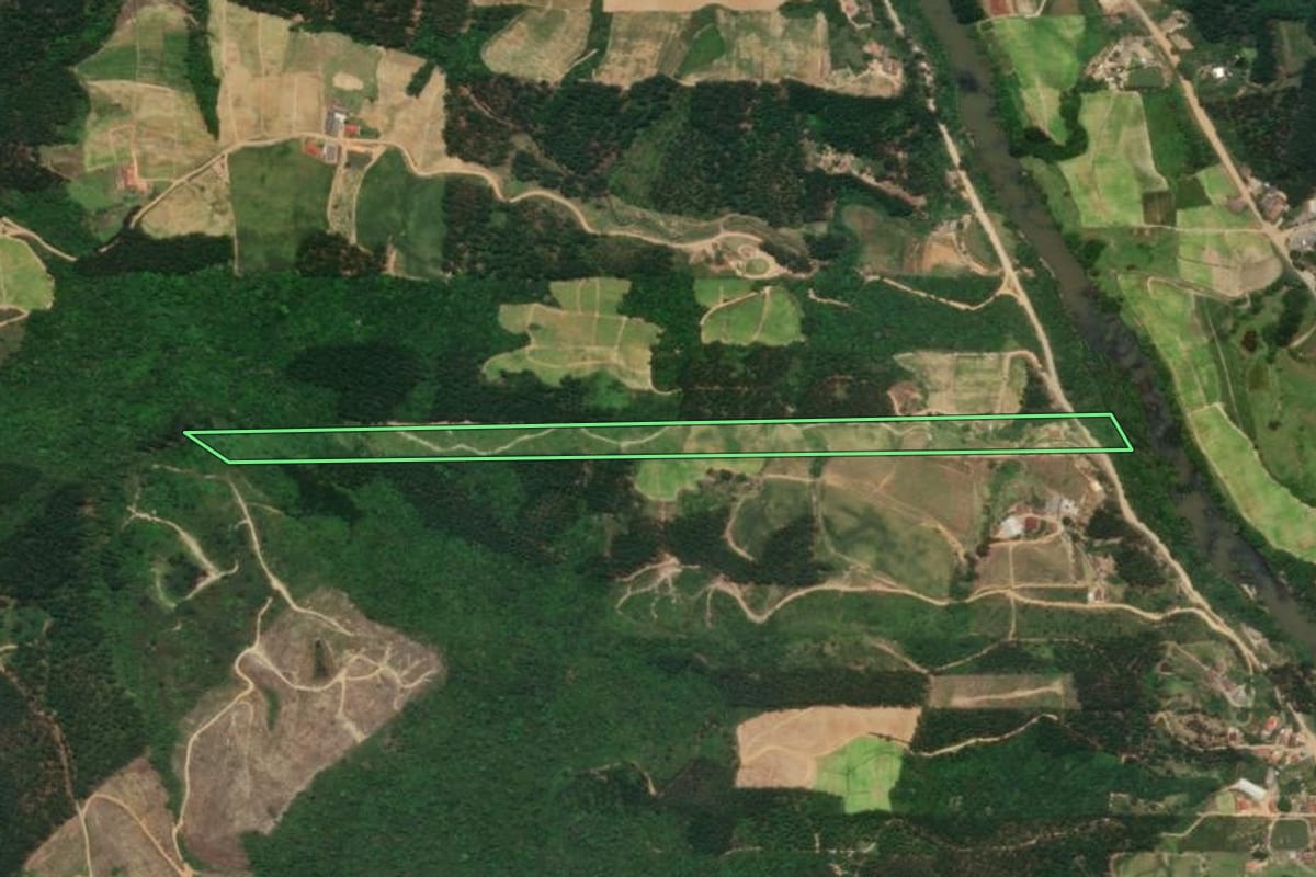 Imagem de satélite do imóvel rural em José Boiteux (SC), com o contorno declarado no CAR desenhado por cima.