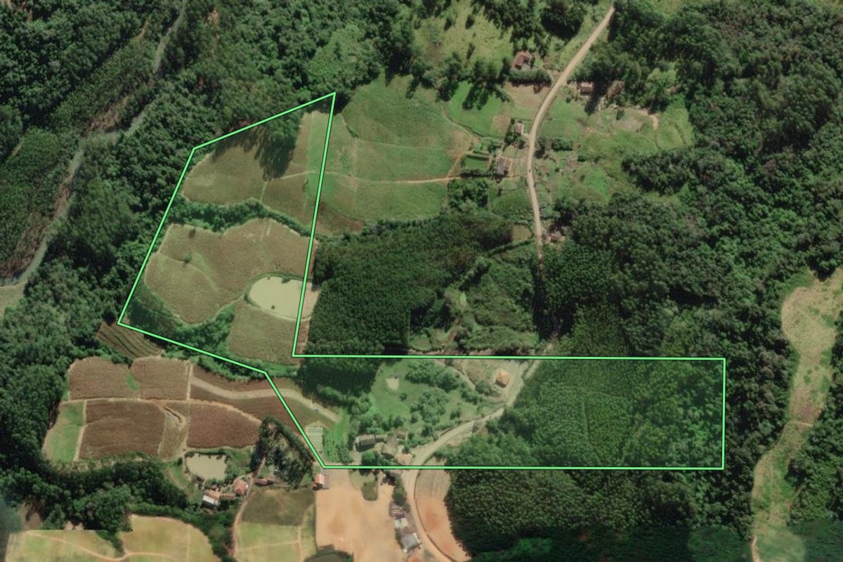 Imagem de satélite do imóvel rural em José Boiteux (SC), com o contorno declarado no CAR desenhado por cima.