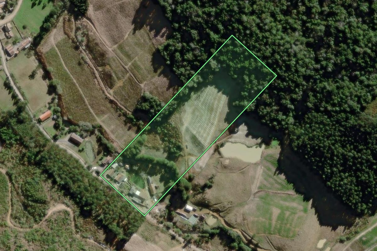 Imagem de satélite do imóvel rural em José Boiteux (SC), com o contorno declarado no CAR desenhado por cima.