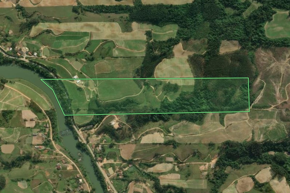 Imagem de satélite do imóvel rural em José Boiteux (SC), com o contorno declarado no CAR desenhado por cima.