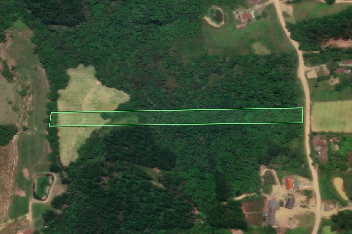 Imagem de satélite do imóvel rural em José Boiteux (SC), com o contorno declarado no CAR desenhado por cima.